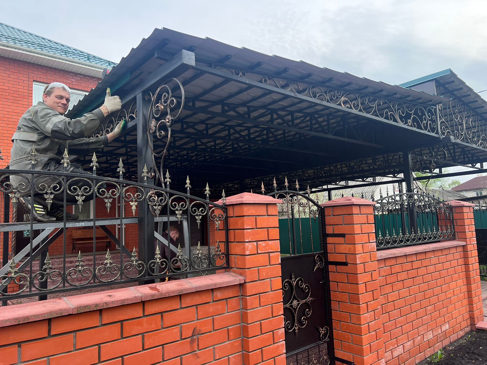 Как выбрать сечение стоек и ферм автонавеса в Плёсе, чтобы каркас не оказался избыточно дорогим