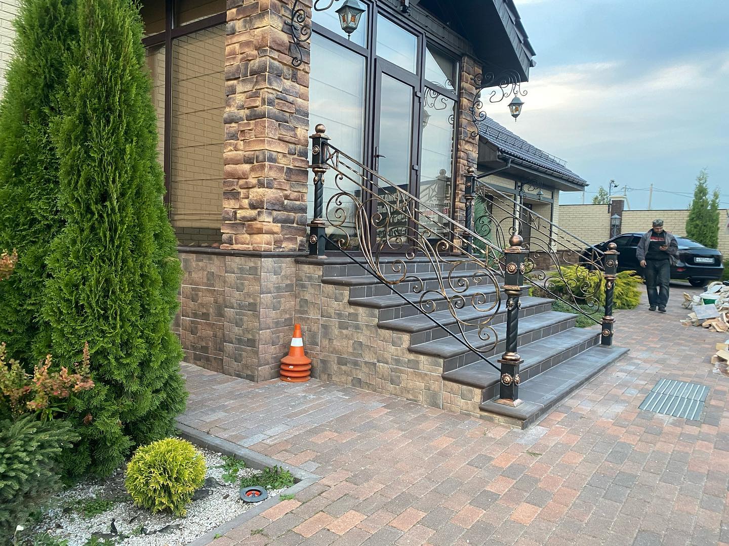 Как выбрать профиль и рисунок кованых перил для интерьерной лестницы в Плёсе, чтобы интерьер не казался тяжёлым